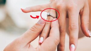 đeo nhẫn cưới tay nào