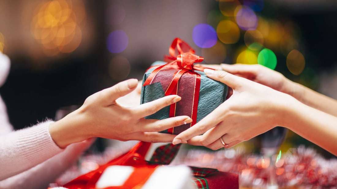 tiệc tất niên nên tặng quà gì